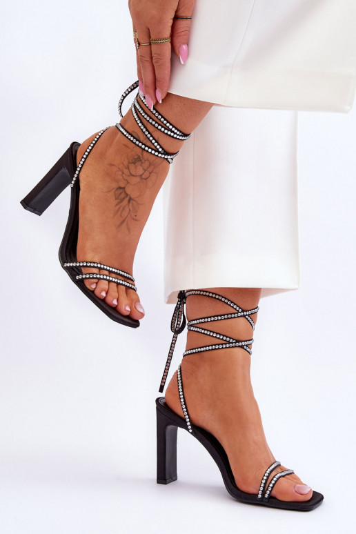 Eleganti sandali stringati con rivetti in colore nero Nessy Eleganti sandali stringati con rivetti in colore nero Nessy