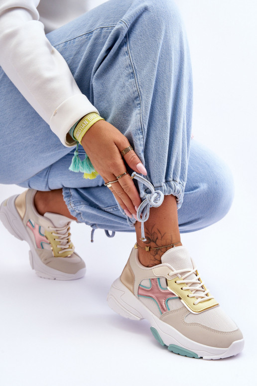 Scarpe modello sneakers con lacci in vari colori di Cortes