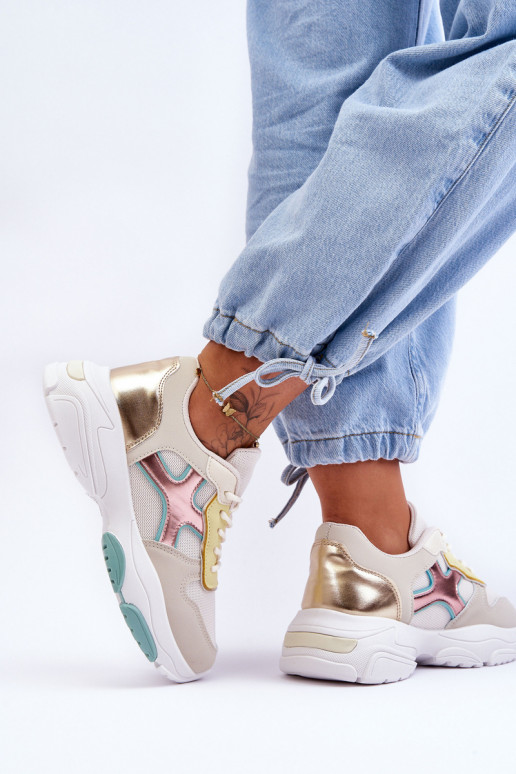 Scarpe modello sneakers con lacci in vari colori di Cortes