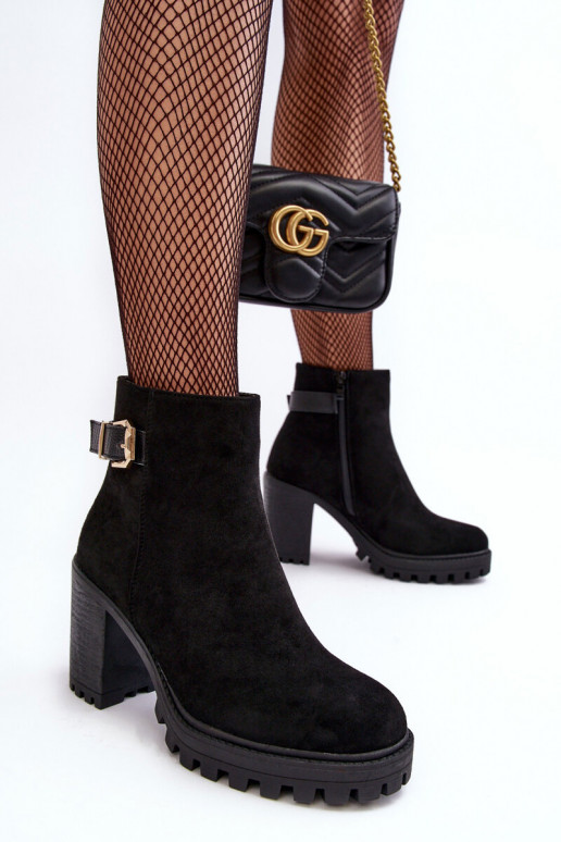 Stivali in pelle scamosciata con tacco alto con ornamenti in colore nero Menoria Stivali in pelle scamosciata con tacco alto con ornamenti in colore nero Menoria