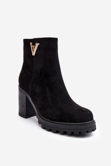 Stivaletti in pelle scamosciata con ornamenti in nero Strong