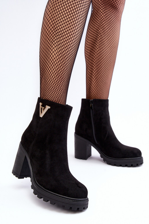Stivaletti in pelle scamosciata con ornamenti in nero Strong