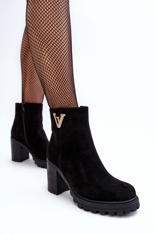 Stivaletti in pelle scamosciata con ornamenti in nero Strong
