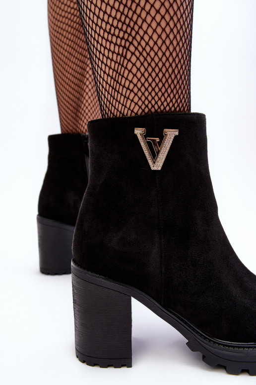 Stivaletti in pelle scamosciata con ornamenti in nero Strong