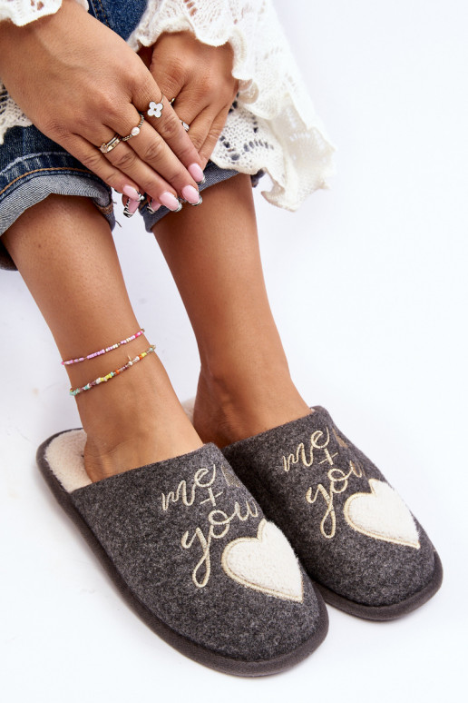 Mabira, modello classico, viene riscaldato da un modello audace in colorazione grigia Mabira, modello classico, viene riscaldato da un modello audace in colorazione grigia