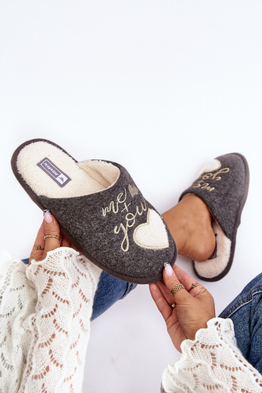 Mabira, modello classico, viene riscaldato da un modello audace in colorazione grigia Mabira, modello classico, viene riscaldato da un modello audace in colorazione grigia