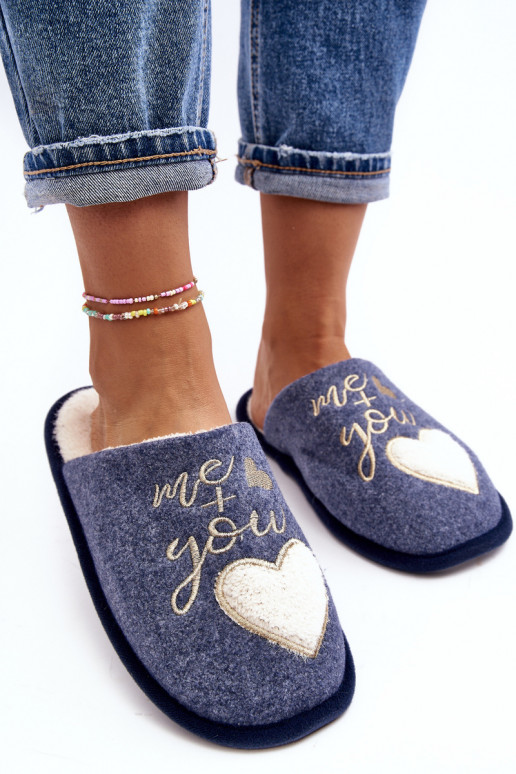 Mabira, modello classico, viene scaldato da un audace modello in colorazione blu Mabira, modello classico, viene scaldato da un audace modello in colorazione blu