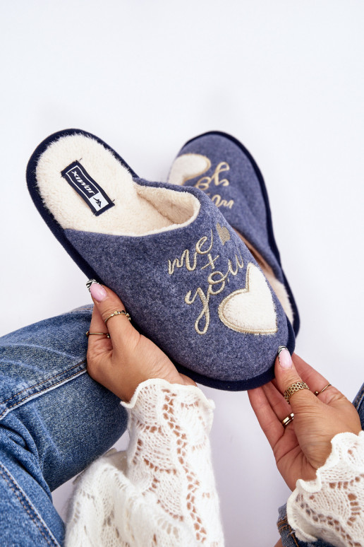 Mabira, modello classico, viene scaldato da un audace modello in colorazione blu Mabira, modello classico, viene scaldato da un audace modello in colorazione blu