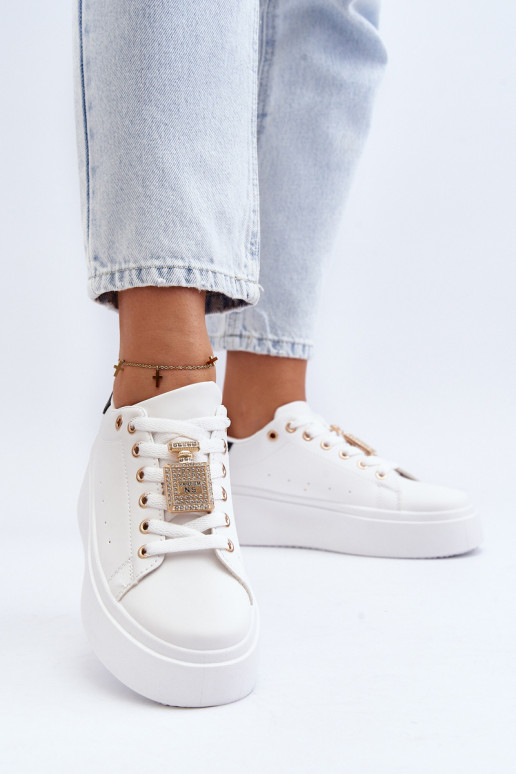 Scarpe modello sneakers con decorazioni in colore bianco Celedria