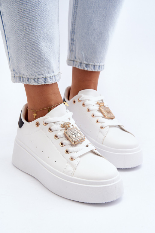 Scarpe modello sneakers con decorazioni in colore bianco Celedria