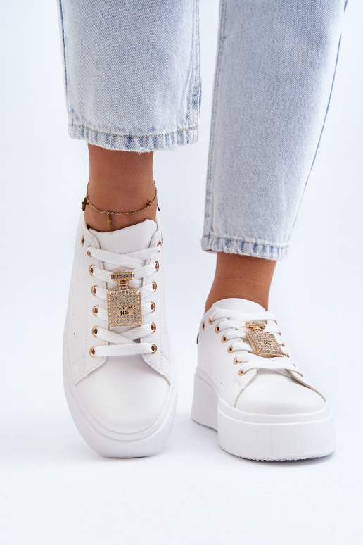 Scarpe modello sneakers con decorazioni in colore bianco Celedria