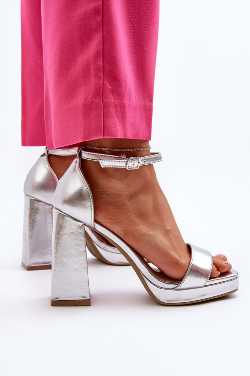 Tacchi alti in pelle scamosciata con punta quadrata Merila argento Tacchi alti in pelle scamosciata con punta quadrata Merila argento