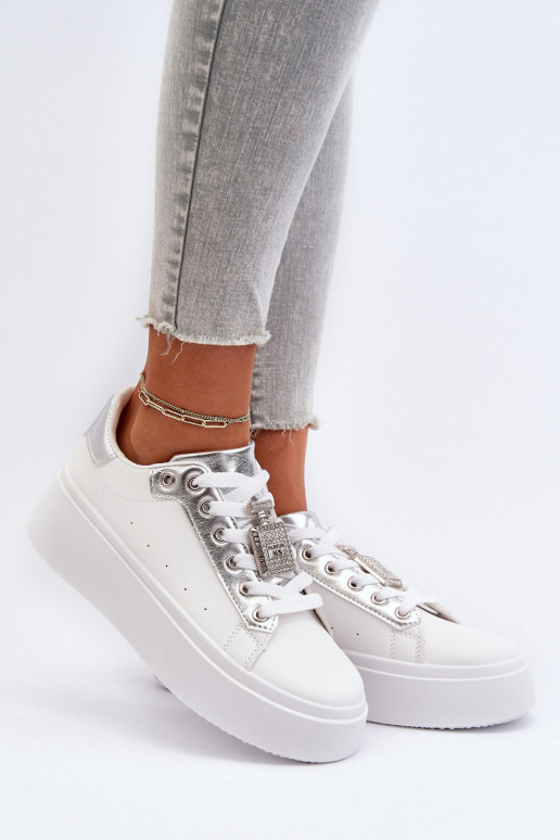 Scarpe modello sneakers con decorazioni in colore bianco Celedria