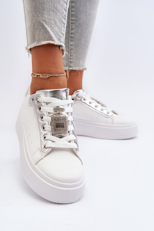 Scarpe modello sneakers con decorazioni in colore bianco Celedria