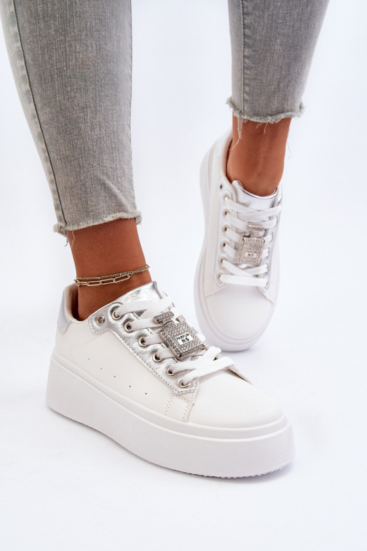 Scarpe modello sneakers con decorazioni in colore bianco Celedria
