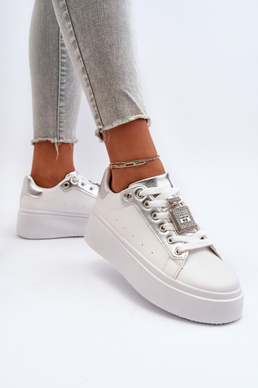 Scarpe modello sneakers con decorazioni in colore bianco Celedria