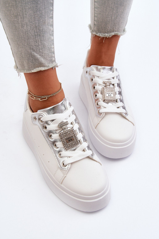 Scarpe modello sneakers con decorazioni in colore bianco Celedria