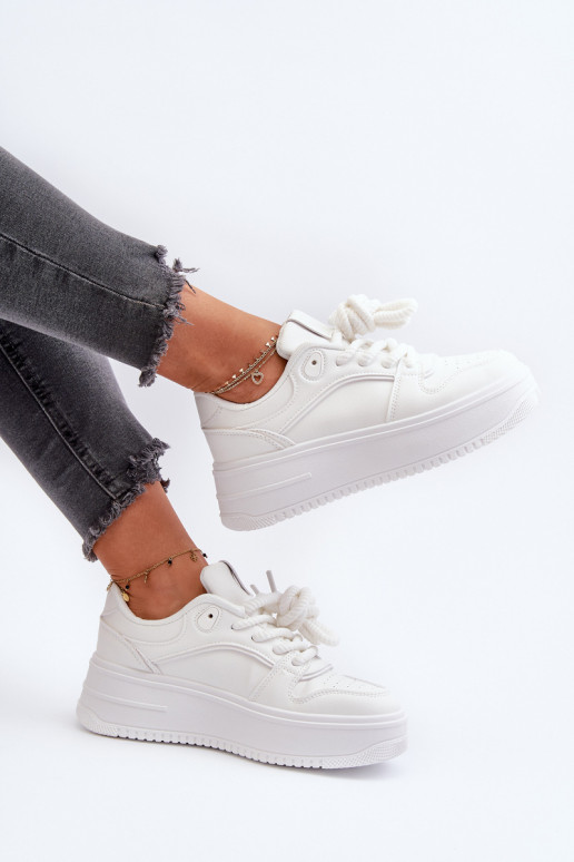 Scarpe modello sneakers con plateau realizzate in eco pelle nel colore bianco Vhisper