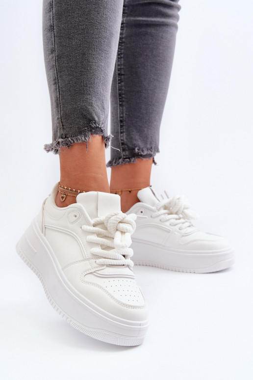 Scarpe modello sneakers con plateau realizzate in eco pelle nel colore bianco Vhisper