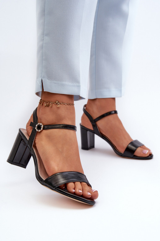 sandali con tacco in colore nero Glindra