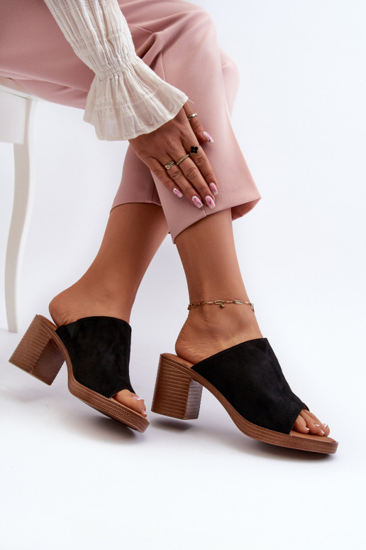Ciabatte da donna con tacco dallo stile elegante in colore nero Varnila