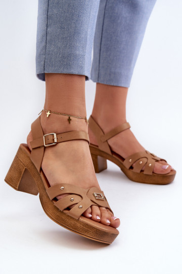 Sandali con tacco da donna realizzati in ecopelle colore marrone Assames 2
