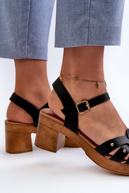 Sandali con tacco da donna realizzati in ecopelle colore nero Assames