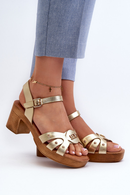 Sandali con tacco da donna realizzati in ecopelle nel colore dorato Assames Sandali con tacco da donna realizzati in ecopelle nel colore dorato Assames