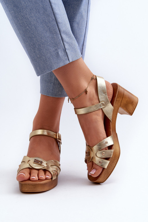 Sandali con tacco da donna realizzati in ecopelle nel colore dorato Assames Sandali con tacco da donna realizzati in ecopelle nel colore dorato Assames