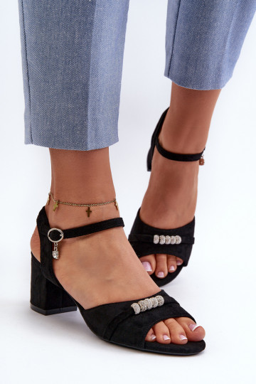 Sandali da donna realizzati in eco camoscio con tacco con bellissimi dettagli in Narhi nero