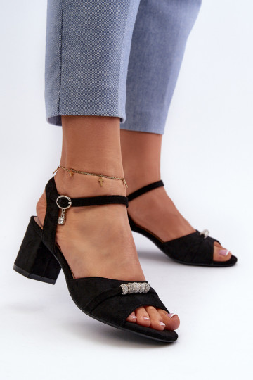 Sandali da donna realizzati in eco camoscio con tacco con bellissimi dettagli in Narhi nero 2