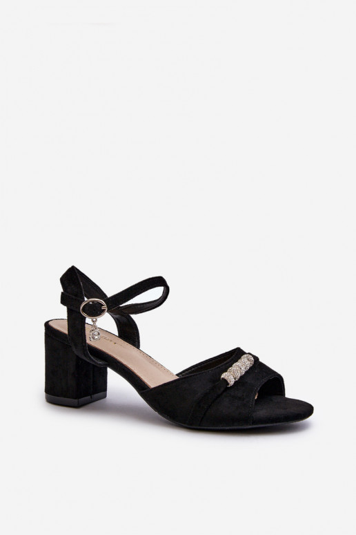 Sandali da donna realizzati in eco camoscio con tacco con bellissimi dettagli in Narhi nero