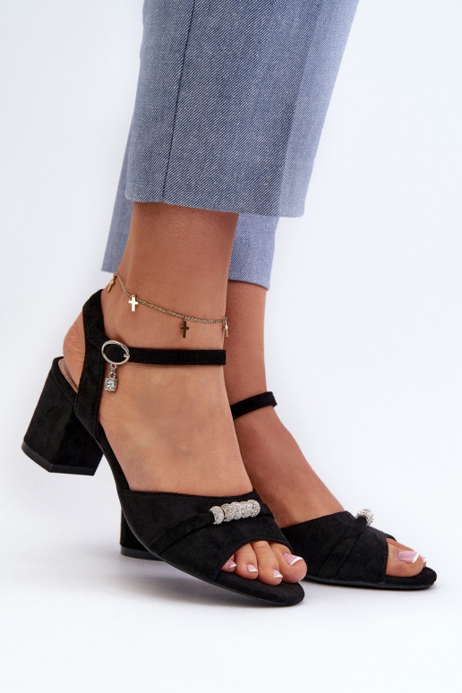 Sandali da donna realizzati in eco camoscio con tacco con bellissimi dettagli in Narhi nero