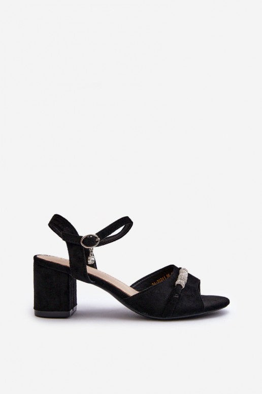 Sandali da donna realizzati in eco camoscio con tacco con bellissimi dettagli in Narhi nero