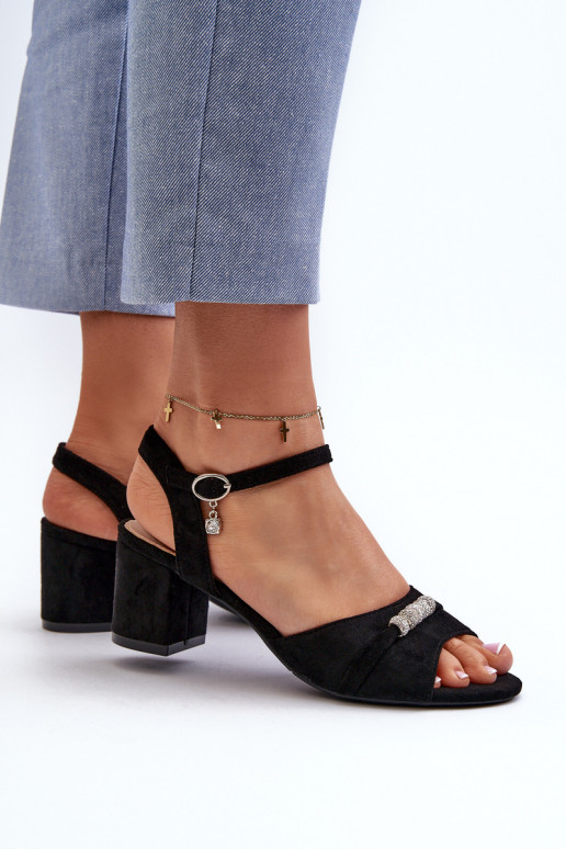 Sandali da donna realizzati in eco camoscio con tacco con bellissimi dettagli in Narhi nero