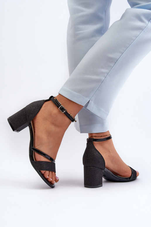 Sandali lucidi con tacco basso in colore nero Ploemis