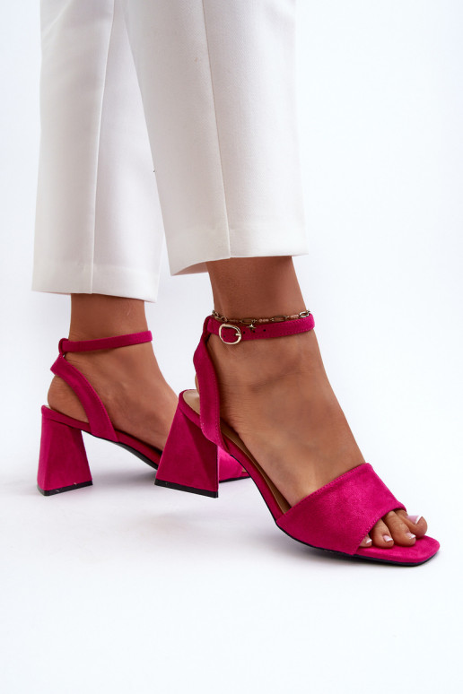 Sandali con tacco da donna realizzati in Eco Camoscio Fucsia Upttima