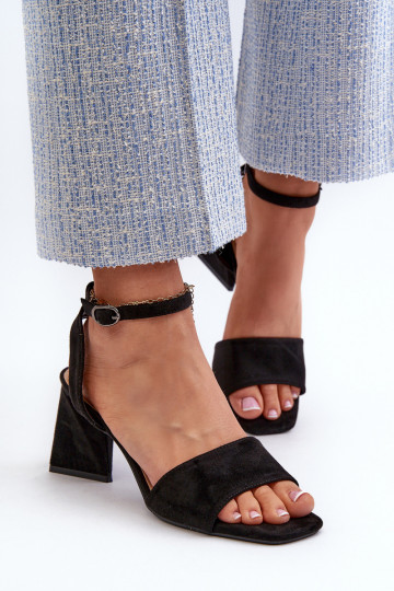 Sandali con tacco da donna realizzati in Eco Camoscio Nero Upttima