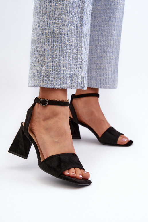 Sandali con tacco da donna realizzati in Eco Camoscio Nero Upttima