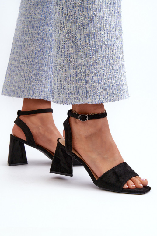 Sandali con tacco da donna realizzati in Eco Camoscio Nero Upttima