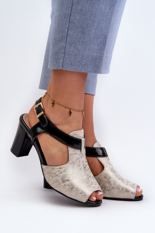 Sandali con tacco da donna realizzati in ecopelle nel colore oro-nero Queenmarie Sandali con tacco da donna realizzati in ecopelle nel colore oro-nero Queenmarie