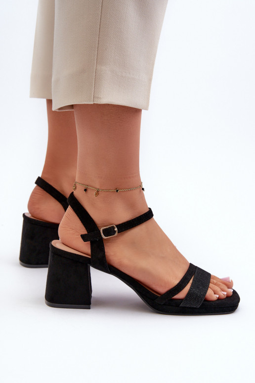 Eleganti sandali con tacco alto Z Błyszczącym in colore nero Tessata Eleganti sandali con tacco alto Z Błyszczącym in colore nero Tessata