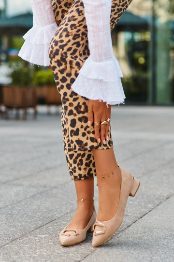 Scarpe a tacco basso con ornamenti in ecopelle scamosciata S.Barski KV27-034 beige 2