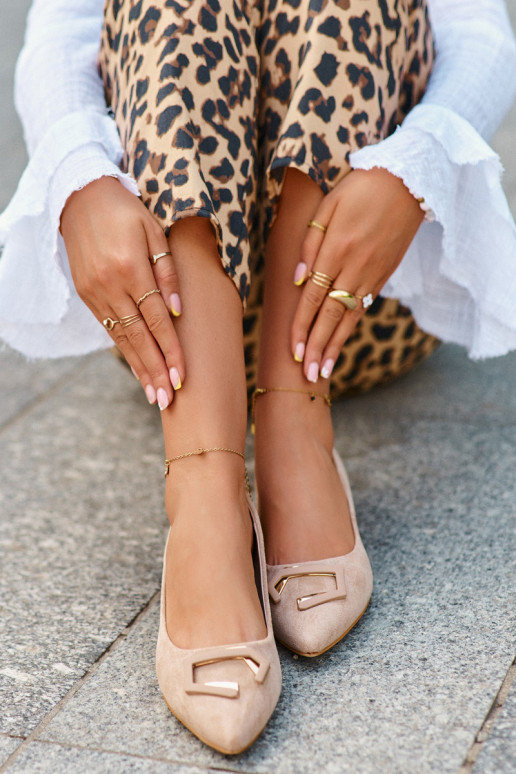 Scarpe a tacco basso con ornamenti in ecopelle scamosciata S.Barski KV27-034 beige