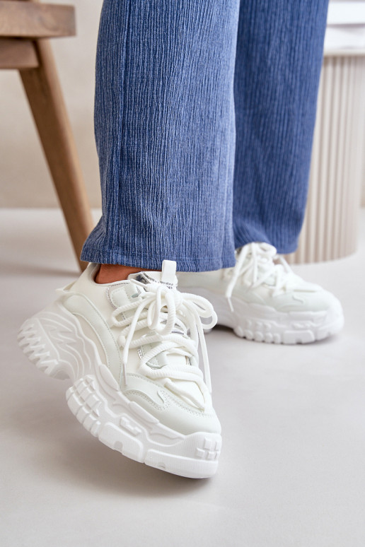 Scarpe modello sneakers da donna con suola massiccia alla moda in colore bianco Nevela