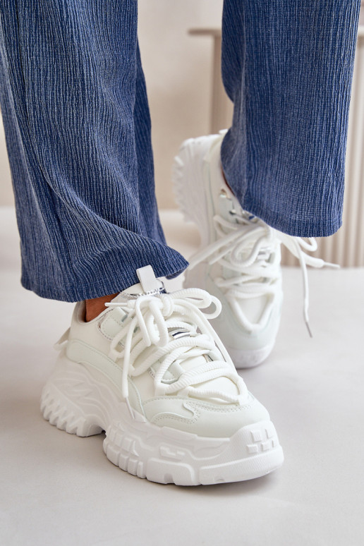 Scarpe modello sneakers da donna con suola massiccia alla moda in colore bianco Nevela
