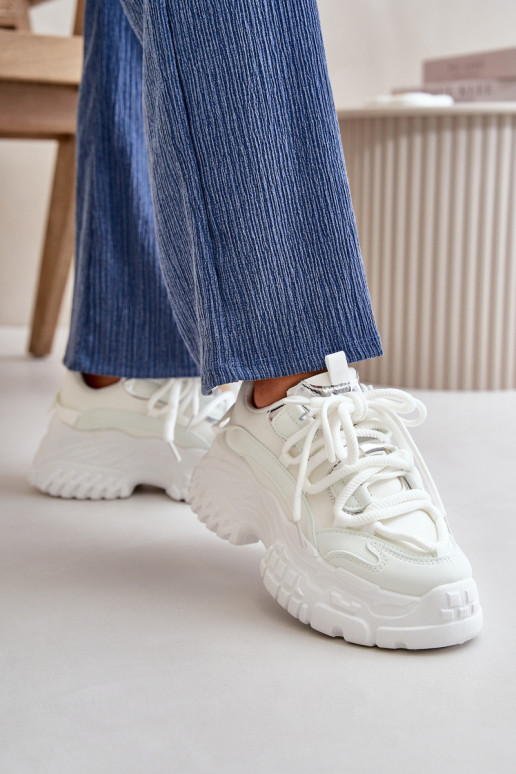 Scarpe modello sneakers da donna con suola massiccia alla moda in colore bianco Nevela