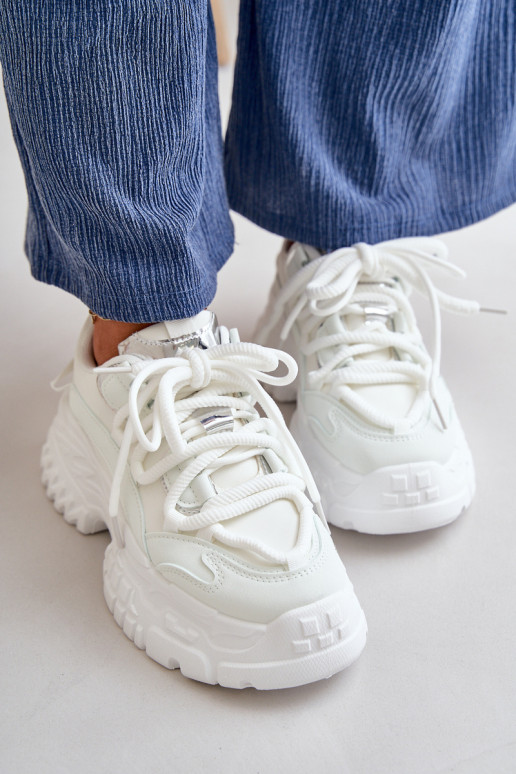 Scarpe modello sneakers da donna con suola massiccia alla moda in colore bianco Nevela