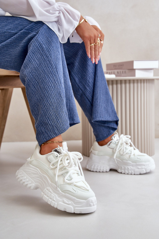 Scarpe modello sneakers da donna con suola massiccia alla moda in colore bianco Nevela