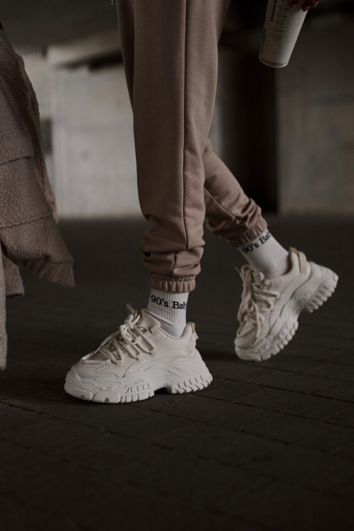 Scarpe modello sneakers da donna con suola massiccia alla moda in colore avorio Nevela Scarpe modello sneakers da donna con suola massiccia alla moda in colore avorio Nevela